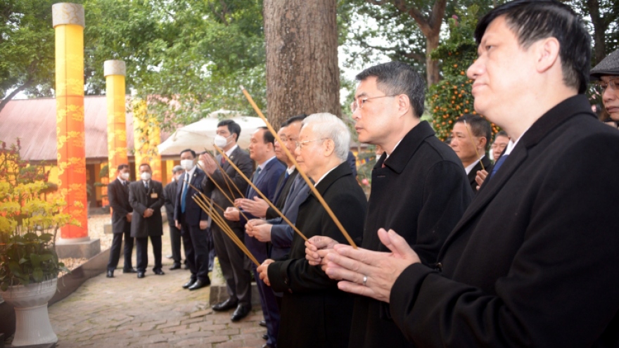 Party leader offers incense at Thang Long Imperial Citadel